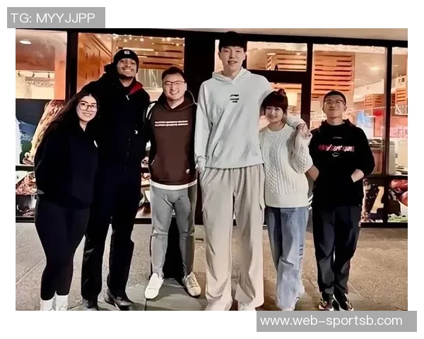 杨瀚森与奥登同框合影分享小圣诞树装饰喜悦时刻即将迎接12月的到来 杨瀚森与奥登同框合影分享小圣诞树装饰喜悦时刻即将迎接12月的到来