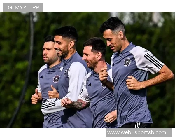 梅西苏亚雷斯德保罗热身时与印度官员亲密互动传球乐趣无限